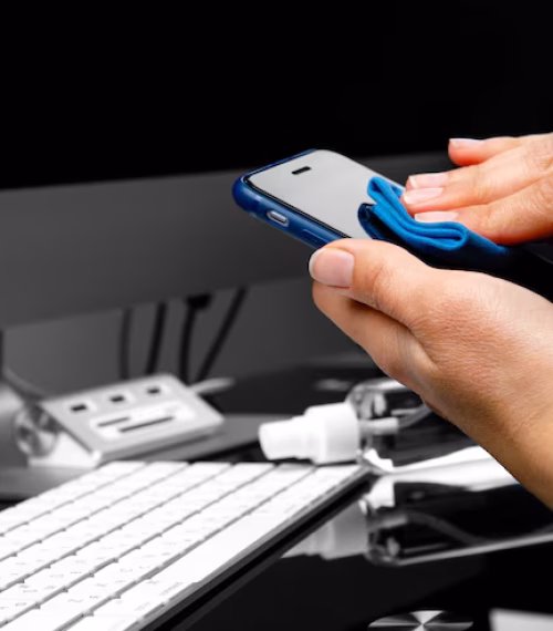 mujer-limpiando-pantalla-telefono-movil-desinfectante_93200-2987